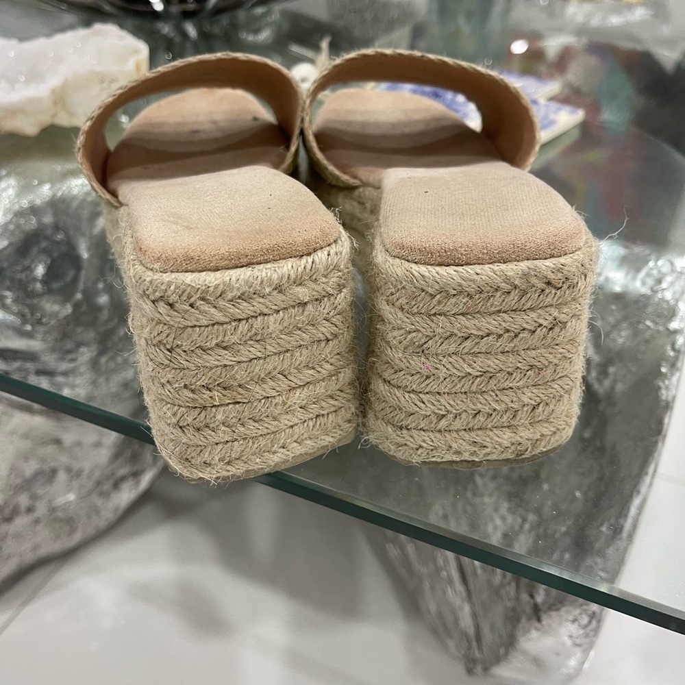 In good condition size 7 - Picture 2 of 3